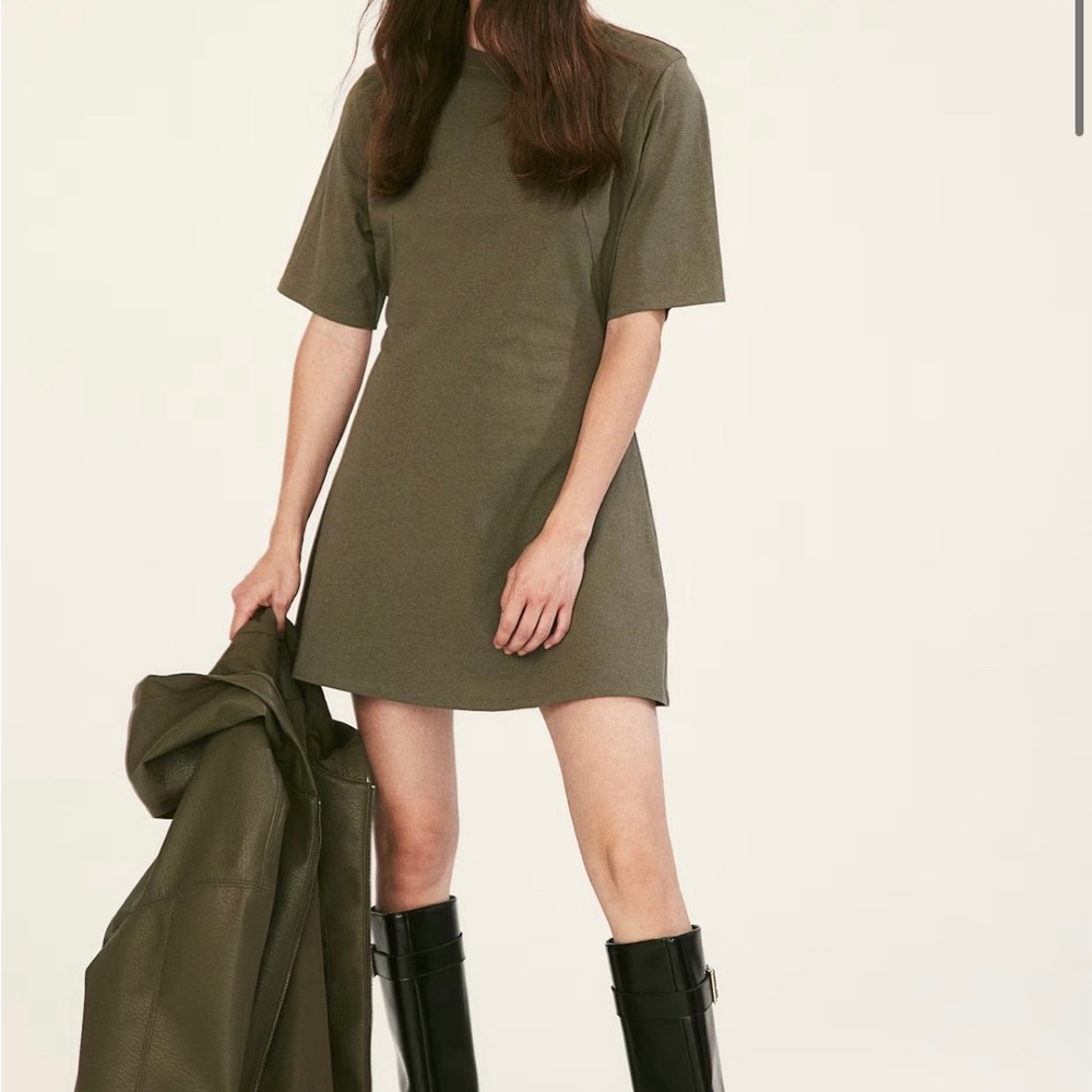 NWT H&M Olive Green Short Sleeve Dress
Sz. Medium PTP 23” Length 34”